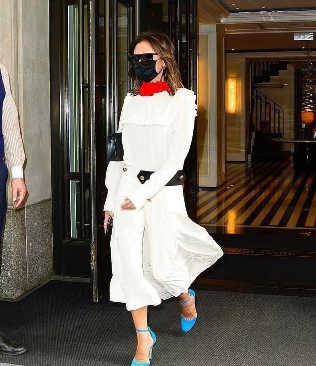 衣领 瑜伽服秀出曼妙曲线,身材特点显著