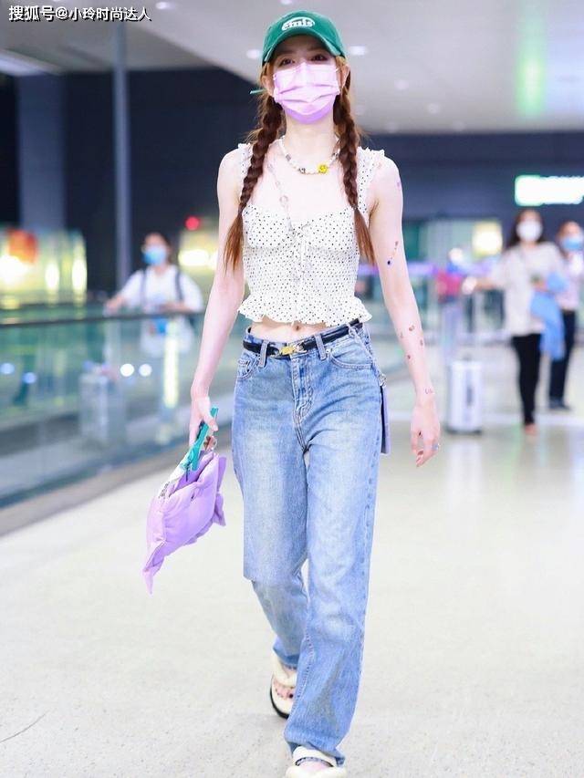 上半身 徐璐真是时髦精,穿“花吊带+牛仔裤”显高显腿长,小个子可照穿