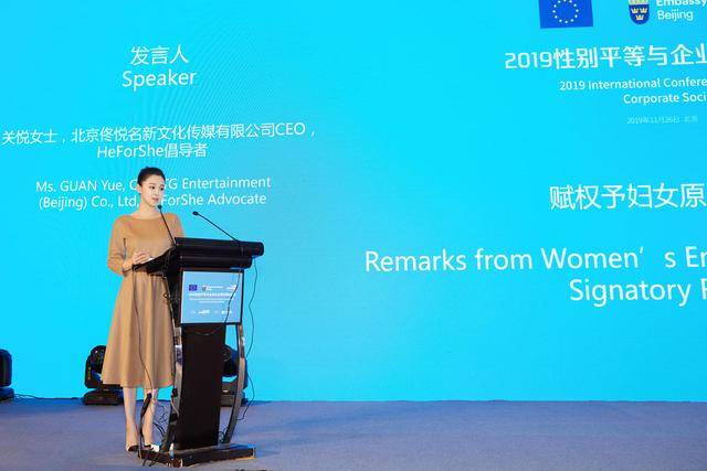 实力 关悦美到不敢认，身穿红色西服套装干练时尚，扎丸子头实力减龄