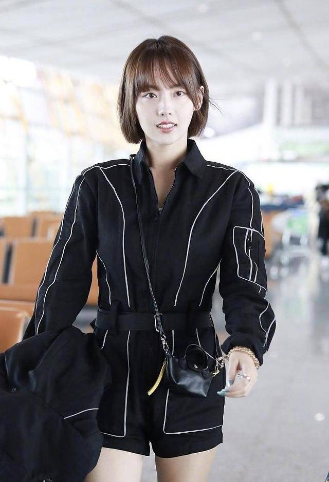 黑色 张嘉倪为“炫腿”真拼，穿黑色工装连体裤显高显瘦，大长腿真吸眼