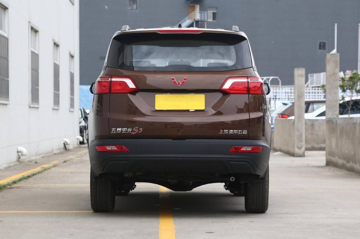 详解五菱宏光s3598万就可入手轴距2米8拉人拉货都适合