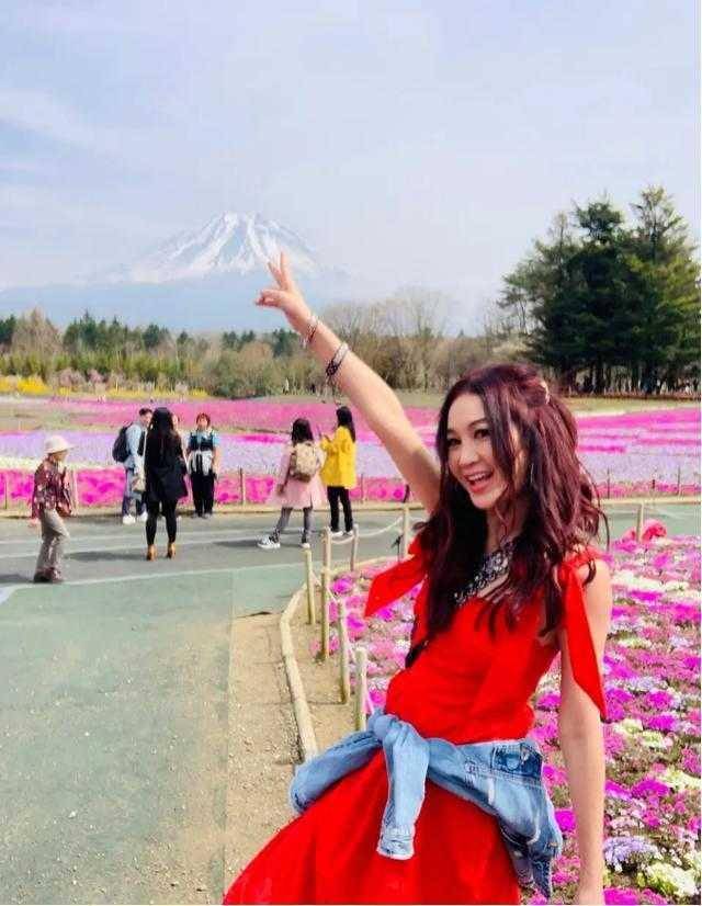 身材 温碧霞终于将头发扎起来！一撮高马尾搭配红裙明艳动人，减龄少女