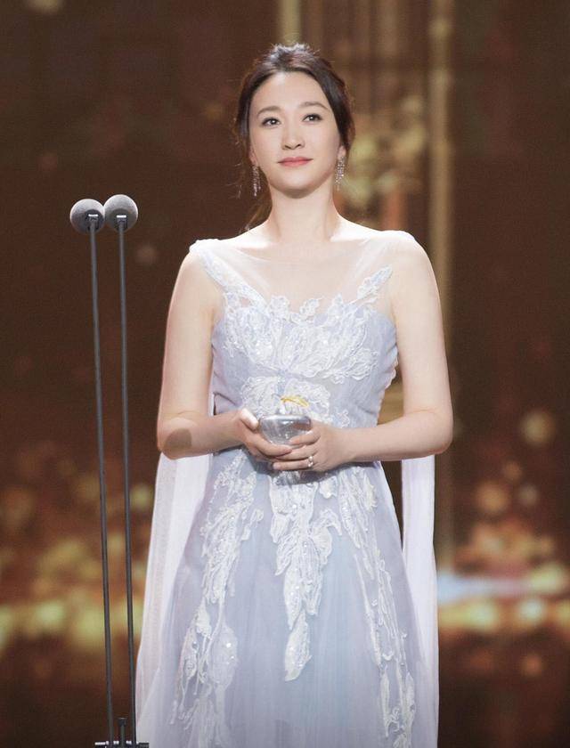 深棕色 43岁的李小冉气质“迷人”，身穿长款印花西服搭配高筒靴，美呆了