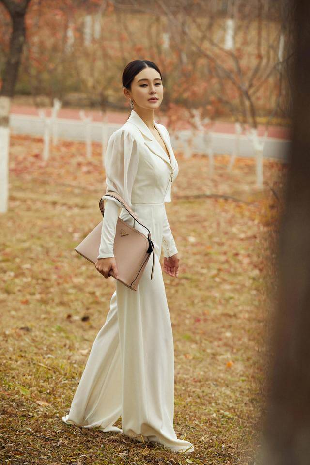 实力 关悦美到不敢认，身穿红色西服套装干练时尚，扎丸子头实力减龄