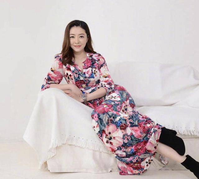 身材 熊黛林这身材绝了,穿印花吊带裙藏不住的凹凸感,女生看了也羡慕