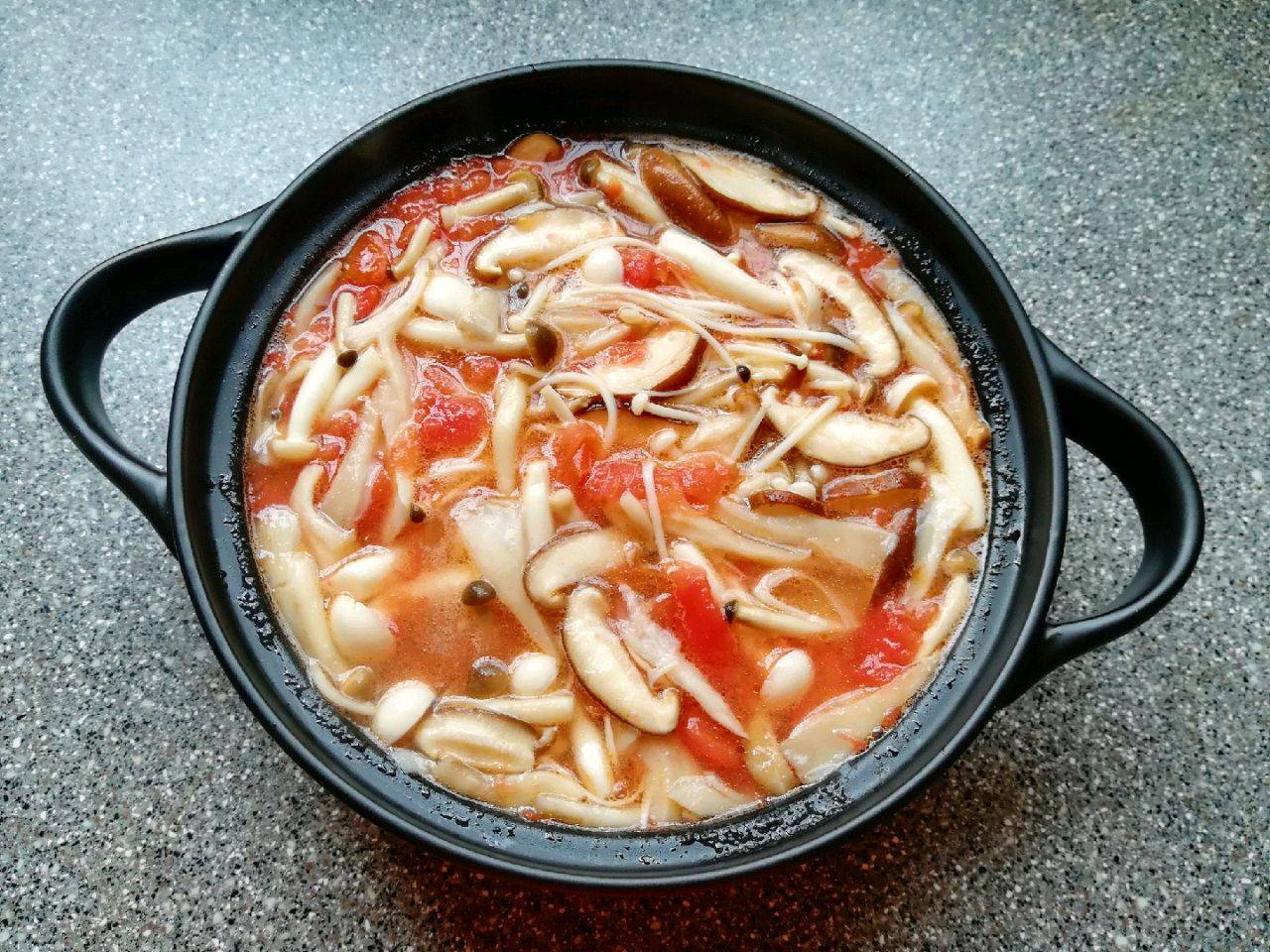 天冷就要多喝汤,家常番茄菌菇汤,营养丰富,做法简单,鲜美好喝
