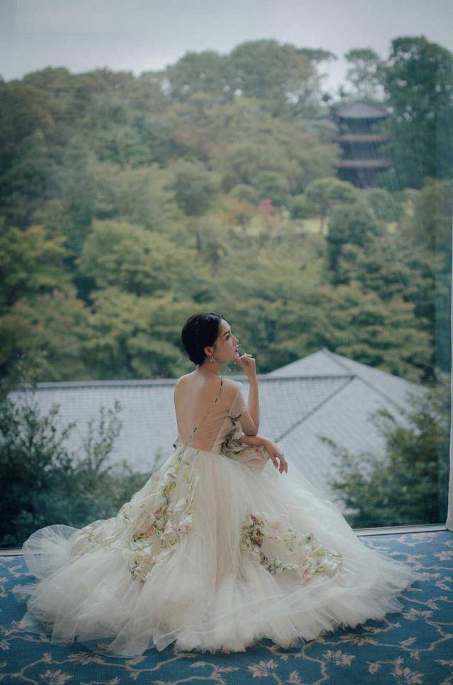 仙女 李沁仙女气质十足,编发造型搭配白色露背连衣裙,秒变神仙姐姐