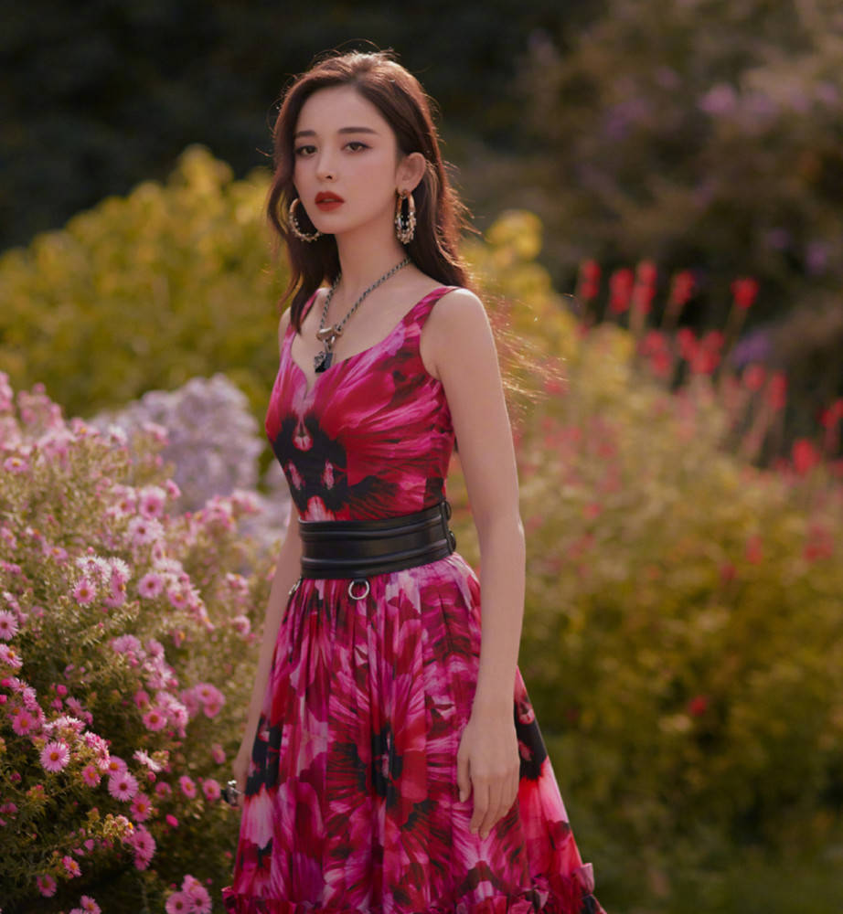 黑色 不愧是民族顾念,一袭土味裹胸吊带长裙都穿出了造型感