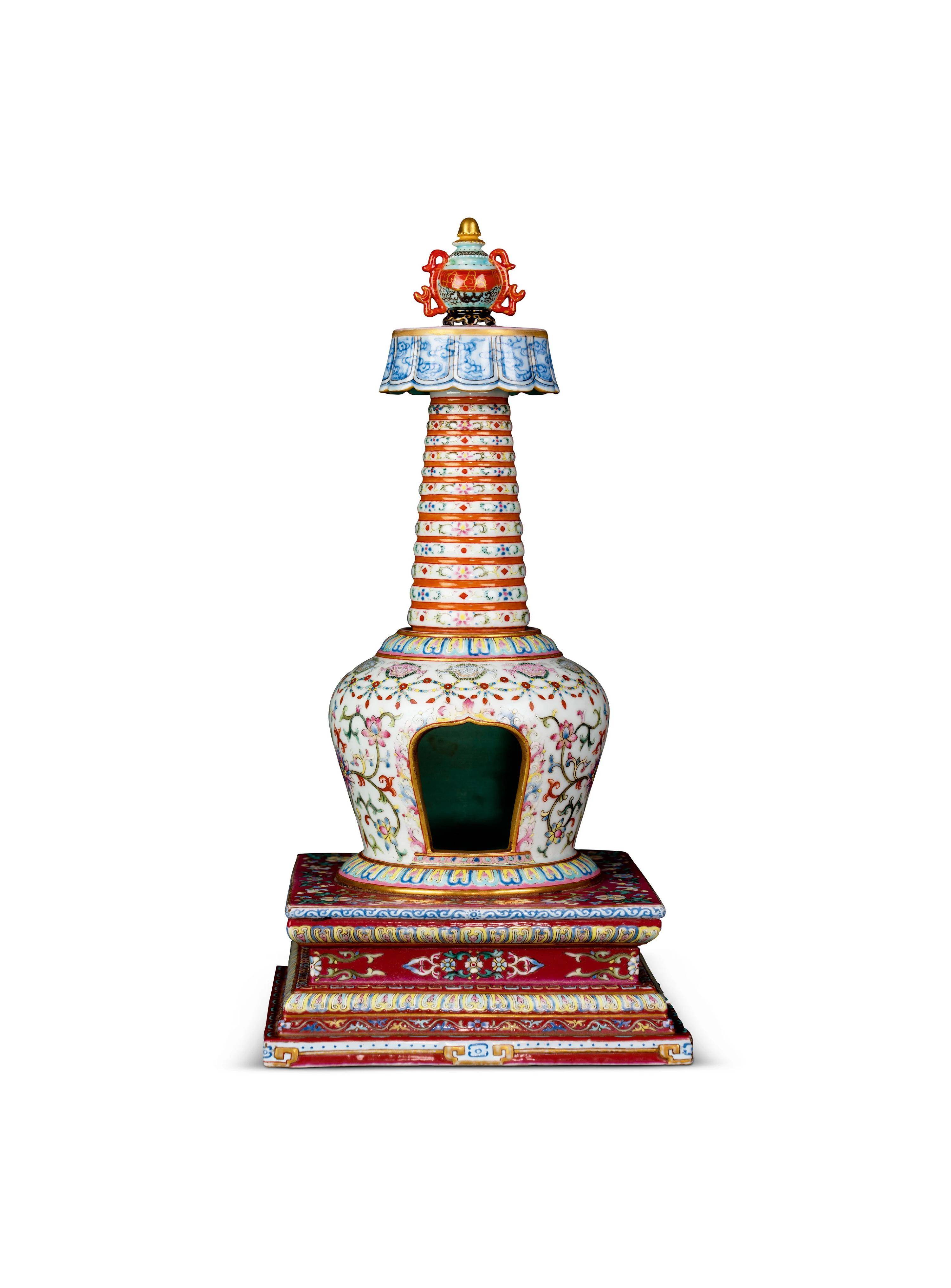 2563 清乾隆 白地粉彩缠枝花卉纹舍利塔h: 27 cm成交价:rmb 241.