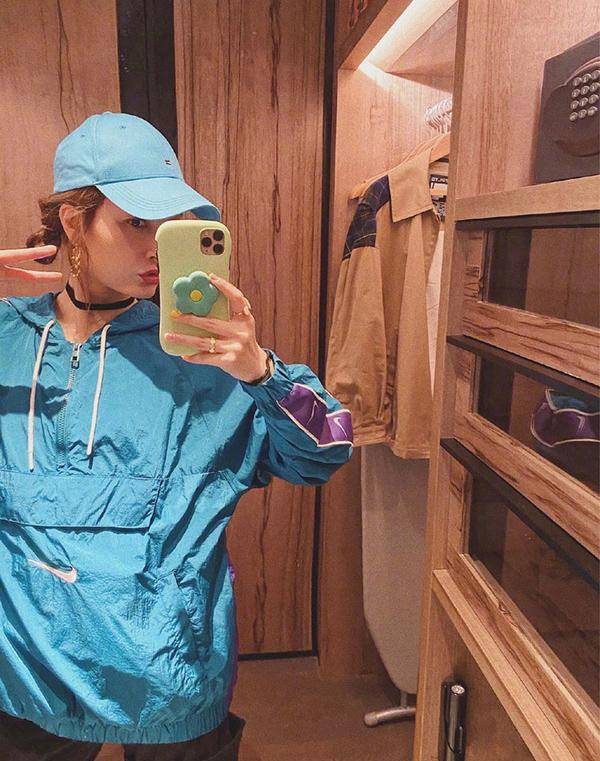 身材 吴昕对镜自拍成瘾，近照肌肤细腻不像37岁，拍照姿势越来越网红了