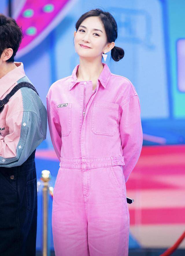 毛衣 谢娜穿衣低调又不是潮流感!前短后长卫衣搭配运动裤,简约舒适