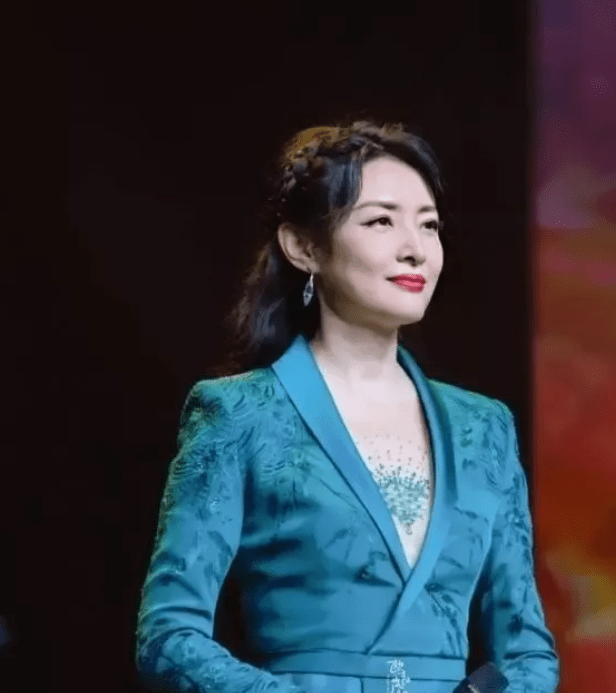 设计 周涛真是越老越美！一袭青色刺绣裙优雅又高级，真给60后长脸
