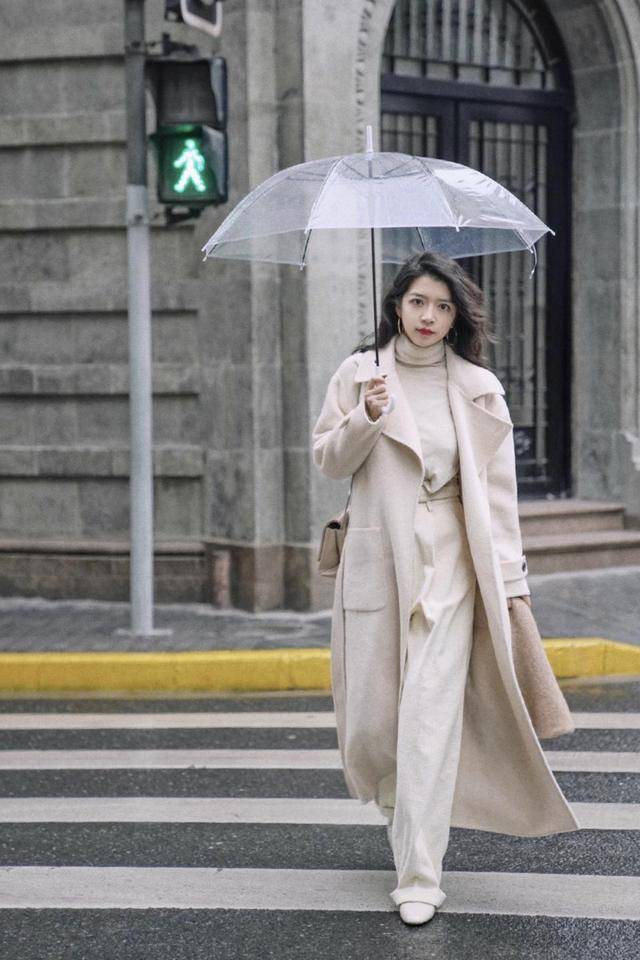 显得 小个子女生这样穿显高显瘦，针织衫搭配斑马印花半身裙，高级时髦