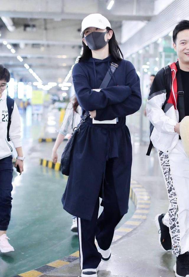 毛衣 谢娜穿衣低调又不是潮流感!前短后长卫衣搭配运动裤,简约舒适