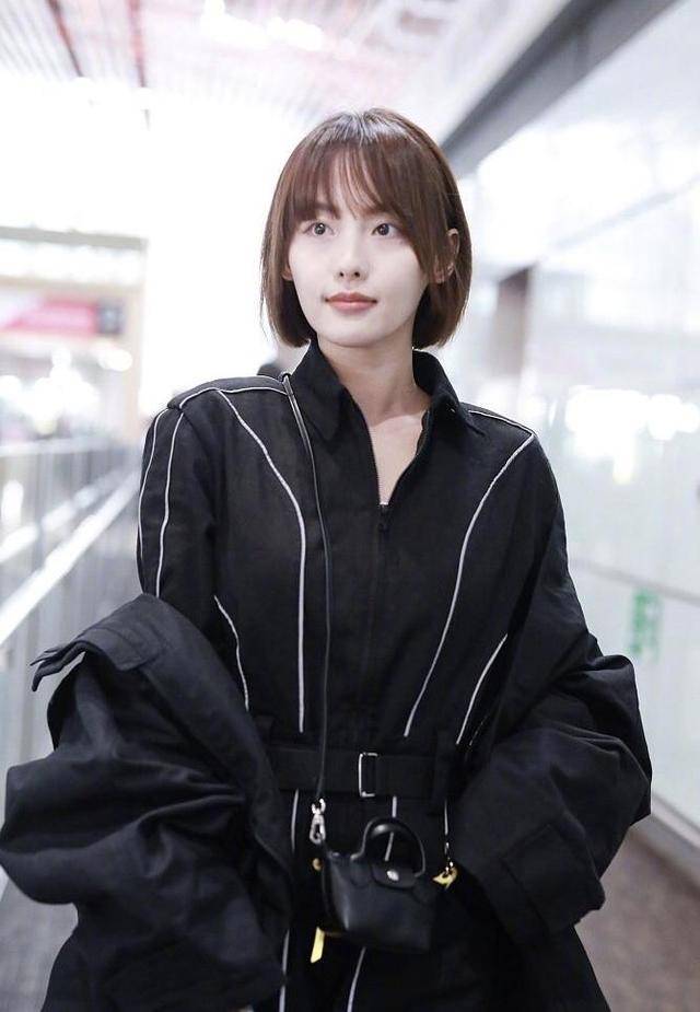 黑色 张嘉倪为“炫腿”真拼，穿黑色工装连体裤显高显瘦，大长腿真吸眼