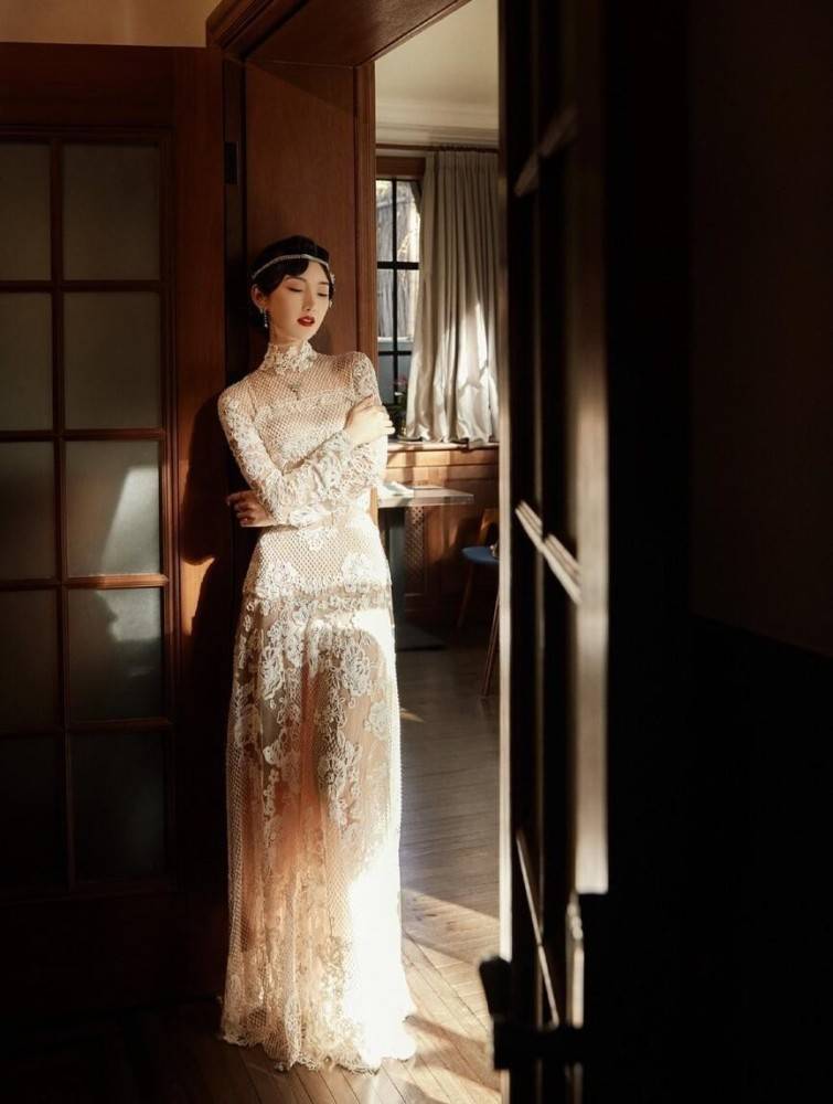 身材 毛晓彤真适合复古装,穿蕾丝裙分不清内衬和肌肤,看着得太撩人了