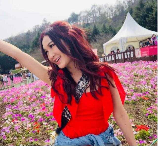 身材 温碧霞终于将头发扎起来！一撮高马尾搭配红裙明艳动人，减龄少女