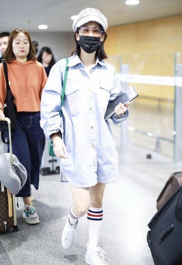 显得 黄圣依真会穿!齐肩短发搭配黑白荷叶边连衣裙温柔优雅,甜美可人