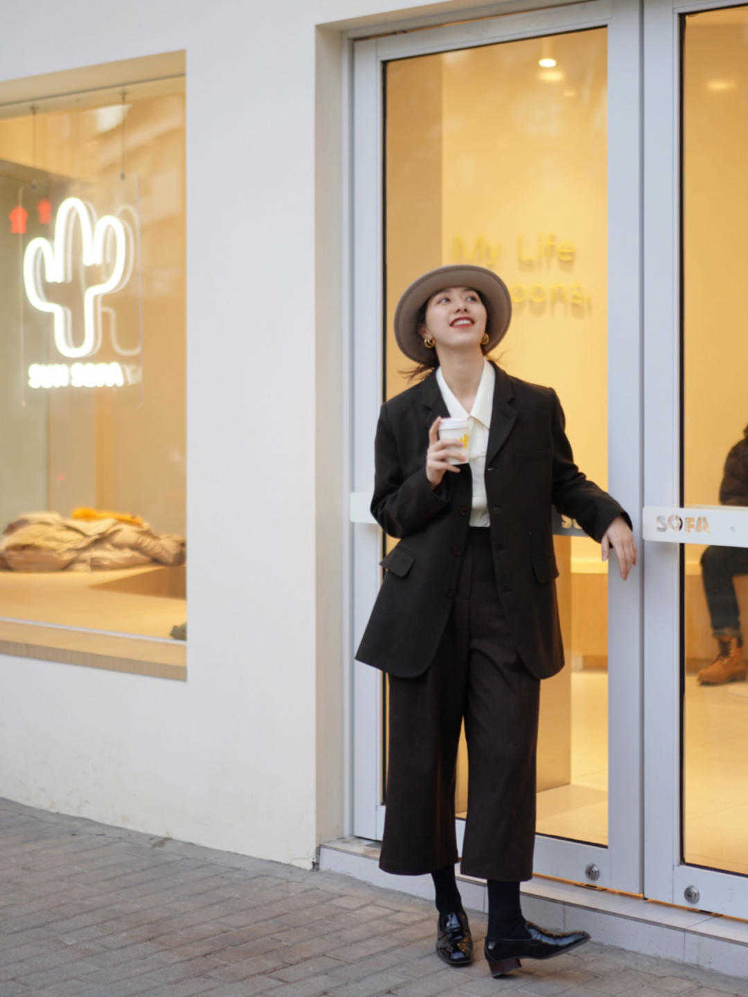 整体 今年火了一种穿法叫“西服套装+羽绒服”，干练利落又实用，太美