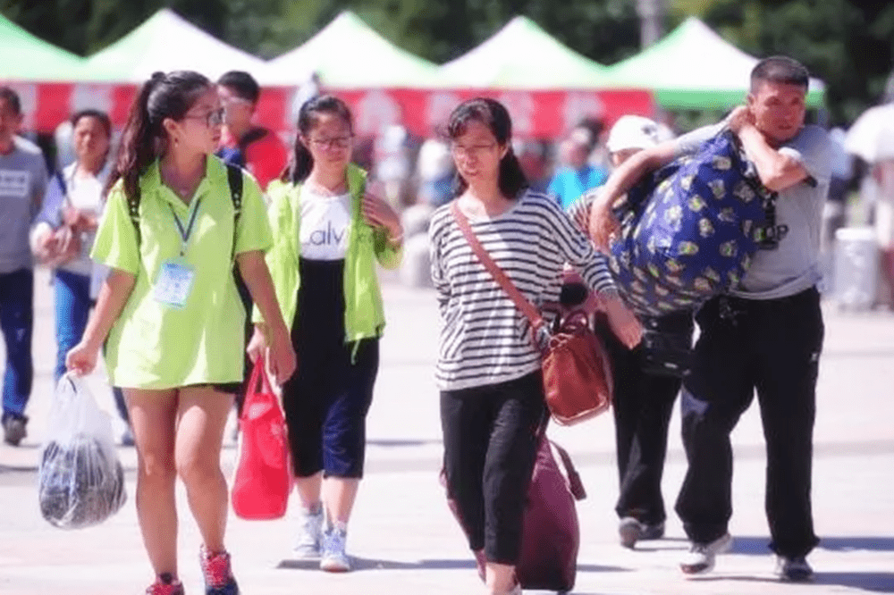 大学 妈妈平时给孩子穿的衣服，影响未来发展？可惜大多父母都没注意到