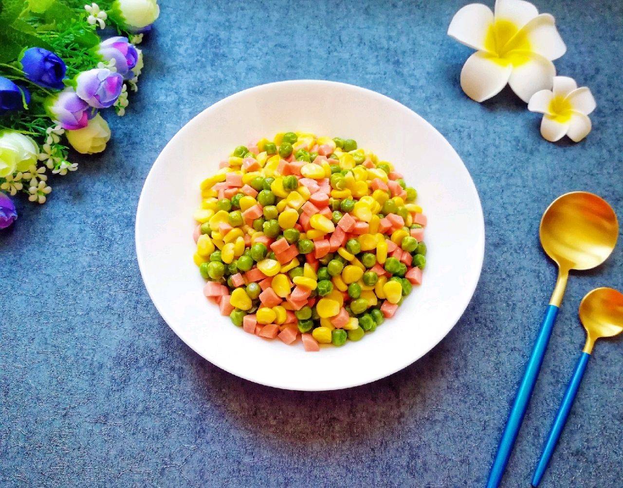 原创一道简单的三色小炒,10分钟就出锅,颜色丰富看着就很有食欲