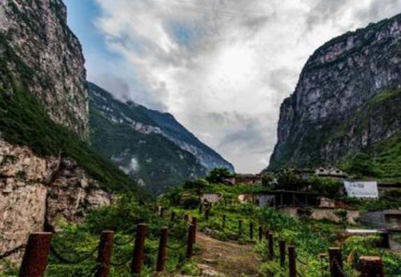 中国“最危险”村庄，建在悬崖之上，出村路只有40厘米宽