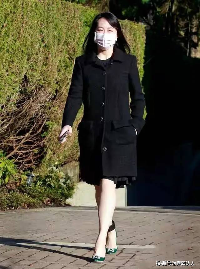 见过大场面的女人，穿大衣很少配打底裤，不得体！看她们你就懂了