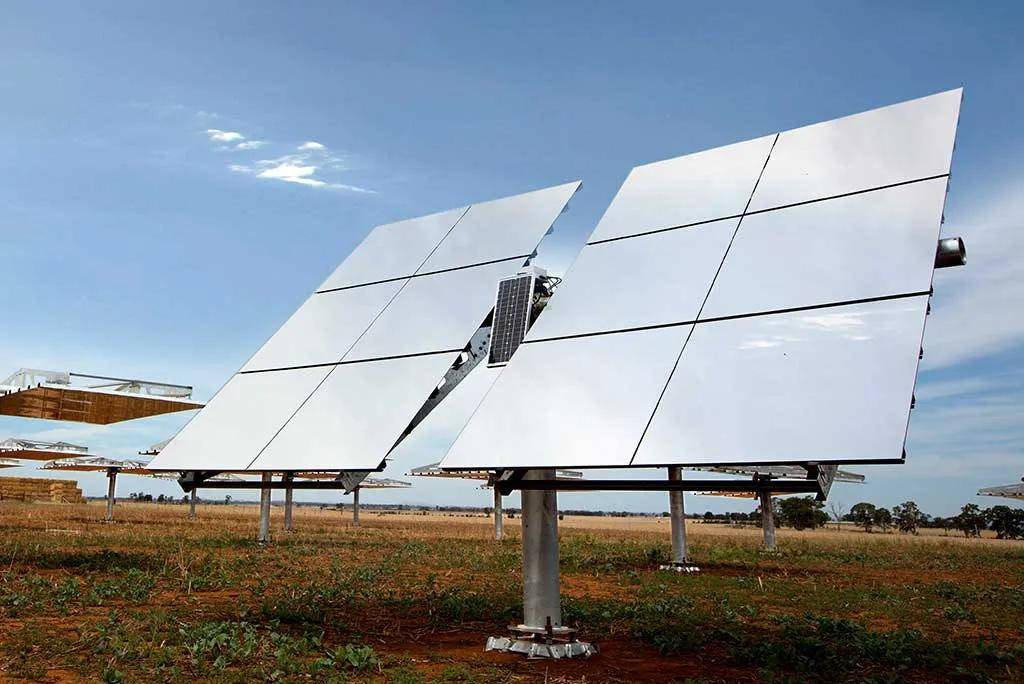 太阳能光热电站中使用的定日镜将阳光聚焦到塔架上的超光伏接收器上