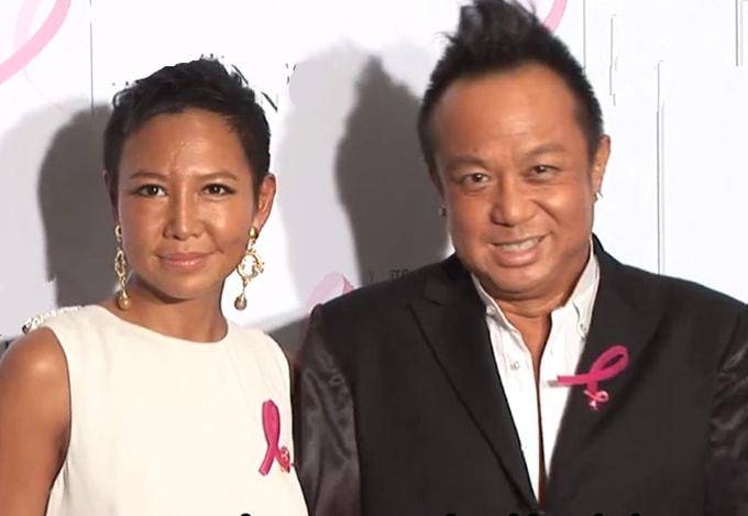 57岁黄大炜约会患癌女友,相恋25年仍恩爱,已花2千万帮对方续命_vicky