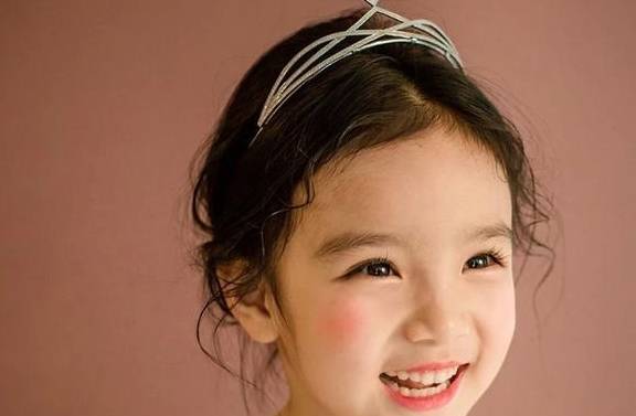 小视频孩子给妈妈化妆，比得上美妆博主，网友：这娃平时没少造