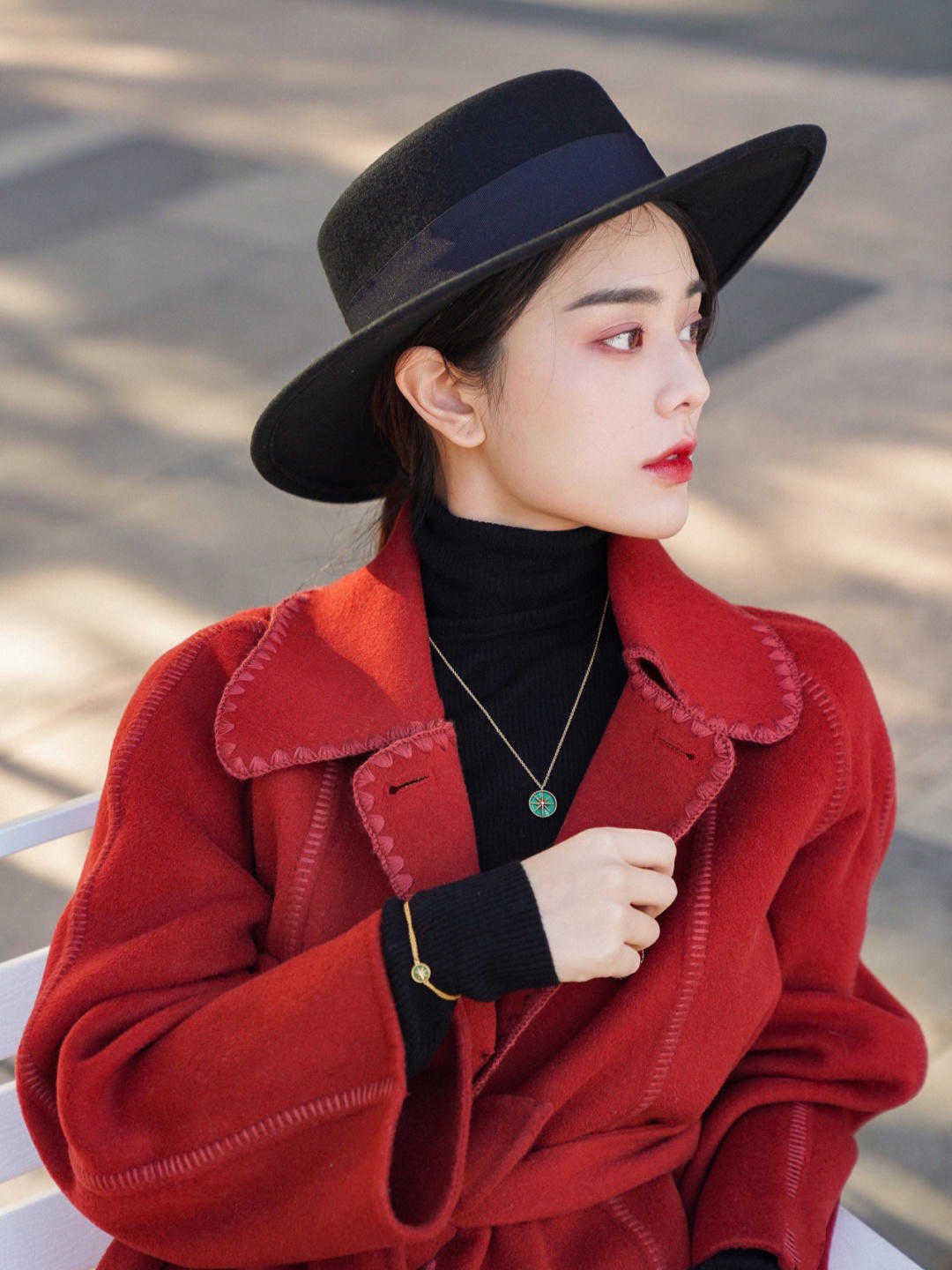 原创冬天穿搭不懂配色试试黑红配吧成熟稳重又有气场谁穿谁美