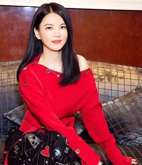 穿点 离婚后，李湘穿玫红羽绒被嘲臃肿俗气：其实你不需要时刻保持精致