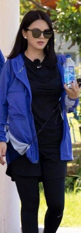 穿点 离婚后，李湘穿玫红羽绒被嘲臃肿俗气：其实你不需要时刻保持精致