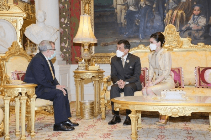 衣品高 75后苏提达接待贵宾，一袭香槟色裙子气场全开，全程陪伴老公真美