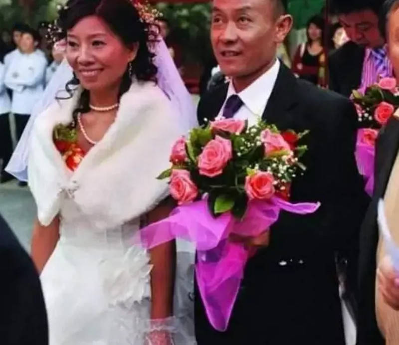 13年前，那个骑摩托载亡妻回家，半年后又再婚的吴加芳后来怎样？