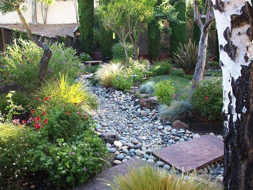 无水却胜有水庭院设计中的旱溪怎么做只需几步就能完成