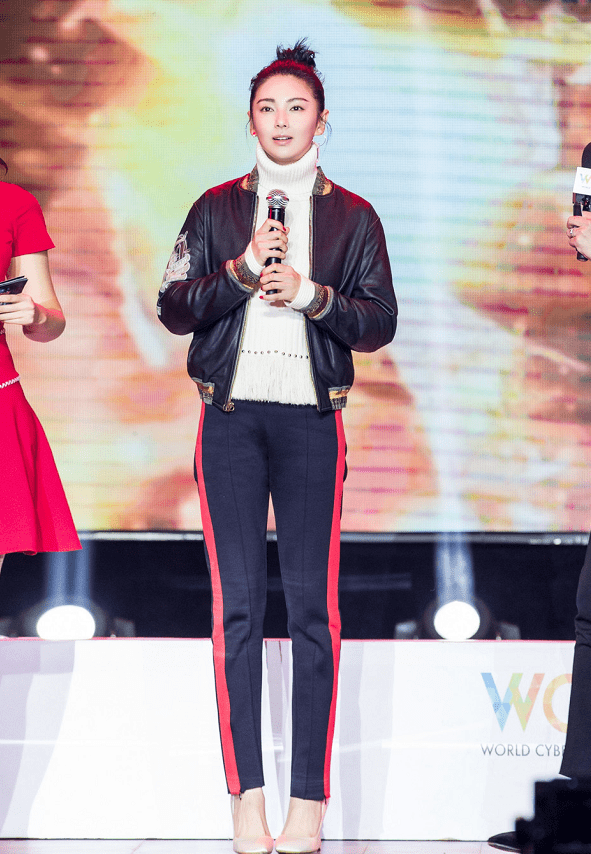 反光 张雨绮真是被鲜肉男友宠坏了，皮肤嫩的直反光，感觉腿缝挺宽的