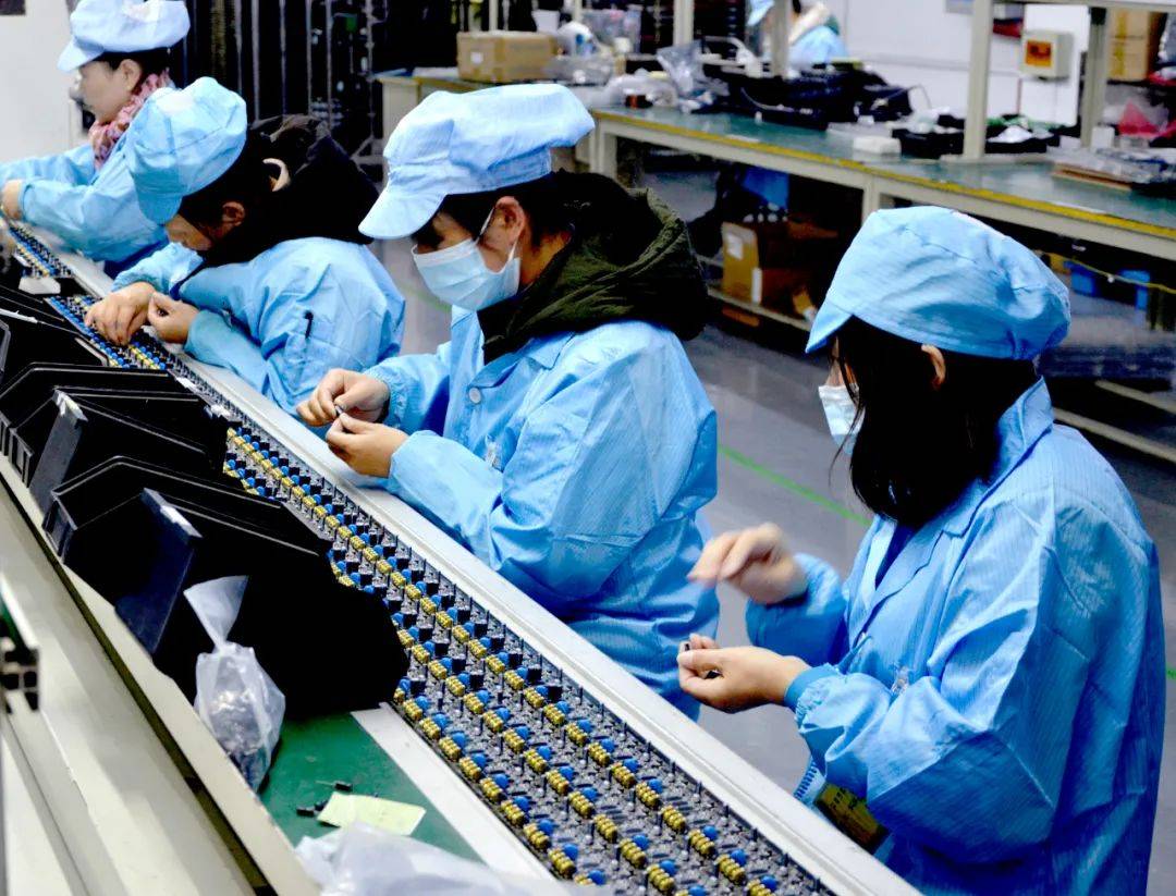 新生产出来的产品进行打包发货覃珩武汉领普科技有限公司创始人珩