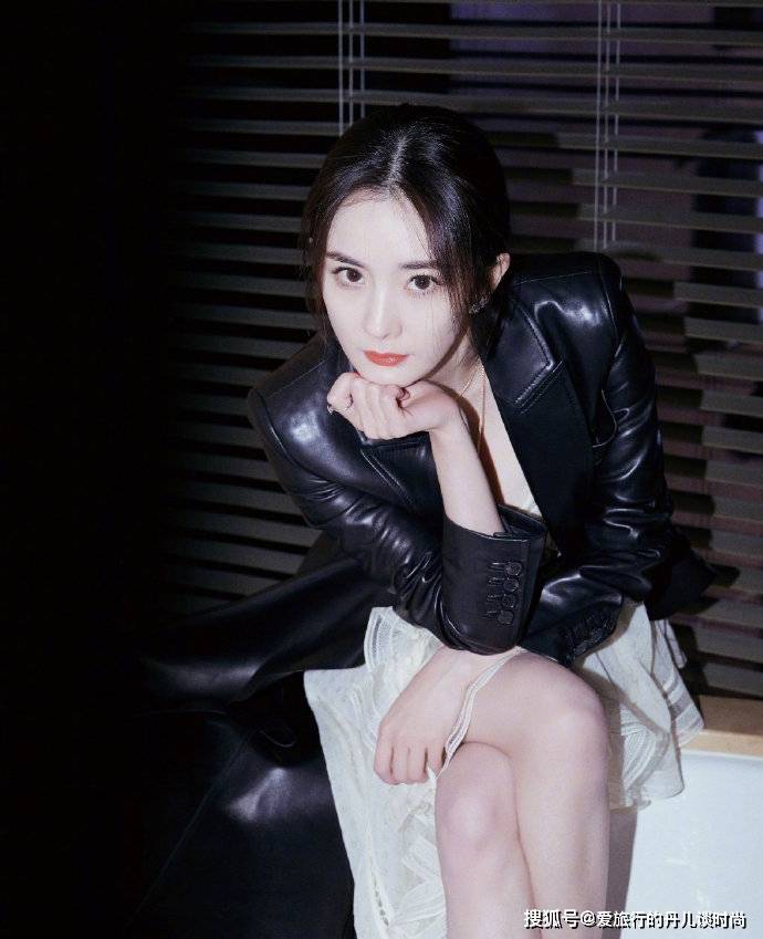 杨幂 杨幂一袭白色精致裙装搭配黑色收腰皮衣，性感耀眼又高级