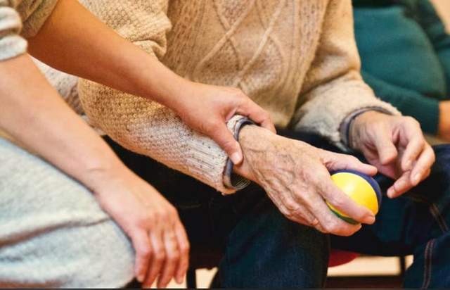 智慧养老【88]老年人跨越“数字鸿沟”的新法宝，智慧养老诠释科技感养老生活