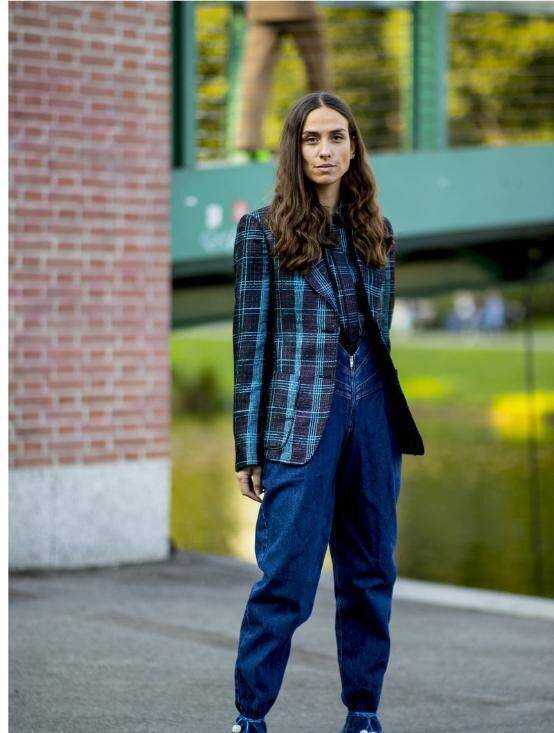 漂亮 今年漂亮女人选“彩色款”,时髦又多彩很亮丽