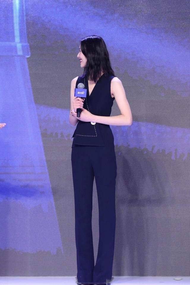 感觉 刘雯气质真好！烫老土的“阿姨卷”也不显老，配连体裤还有高级感