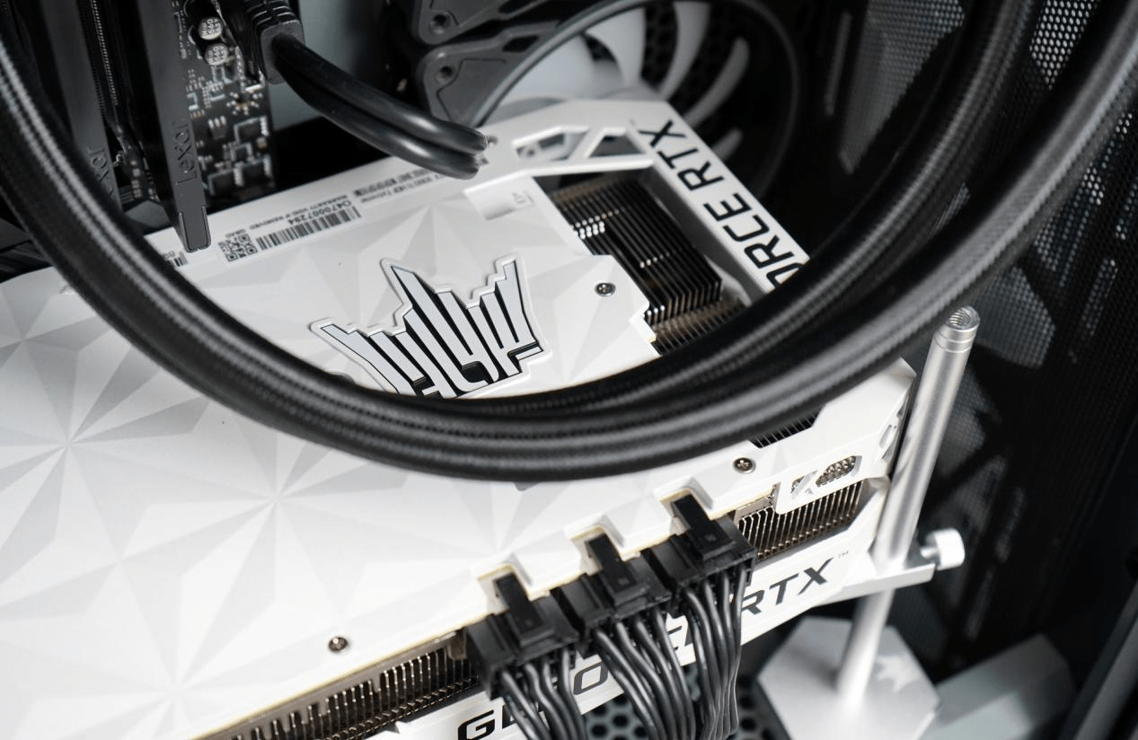 影驰|12代酷睿旗舰平台装机体验：由俭入奢，钱包怕是管不住！