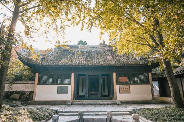 江苏无锡惠山古镇，有一座古祠堂，距今已有千年历史