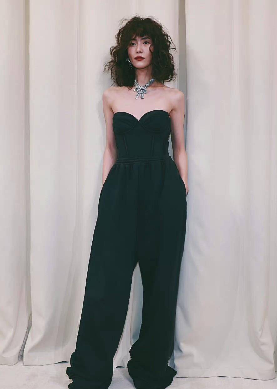 感觉 刘雯气质真好！烫老土的“阿姨卷”也不显老，配连体裤还有高级感