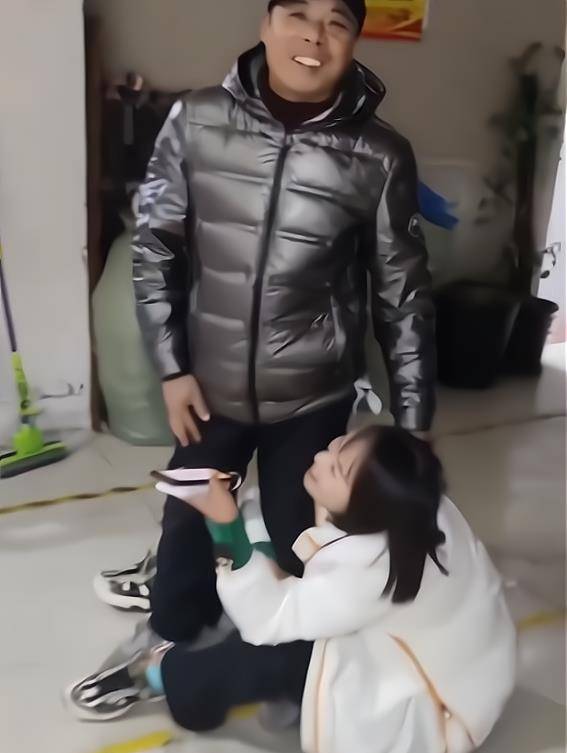 关系|江苏30岁侄女跟小叔要零食,坐地上抱大腿,小叔无奈表情逗乐网友