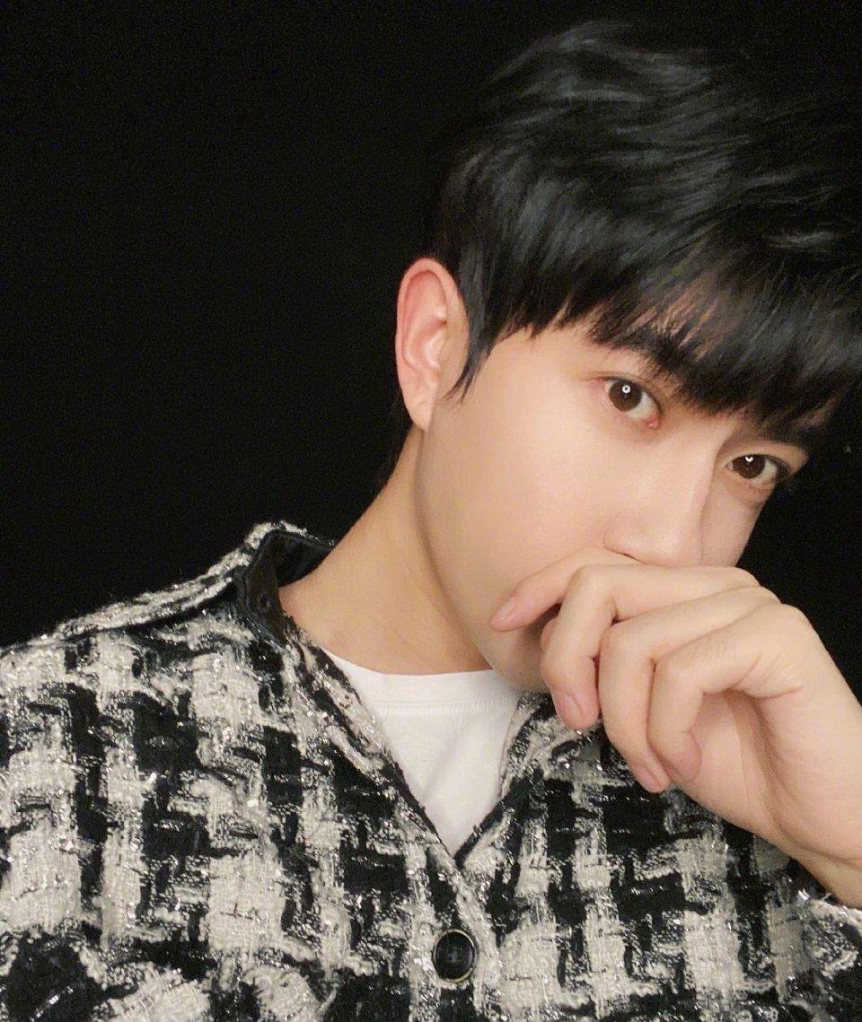 世欢 于朦胧抱萌宠晒近照,穿黑白格子衬衫清新脱俗,娃娃脸太爱了