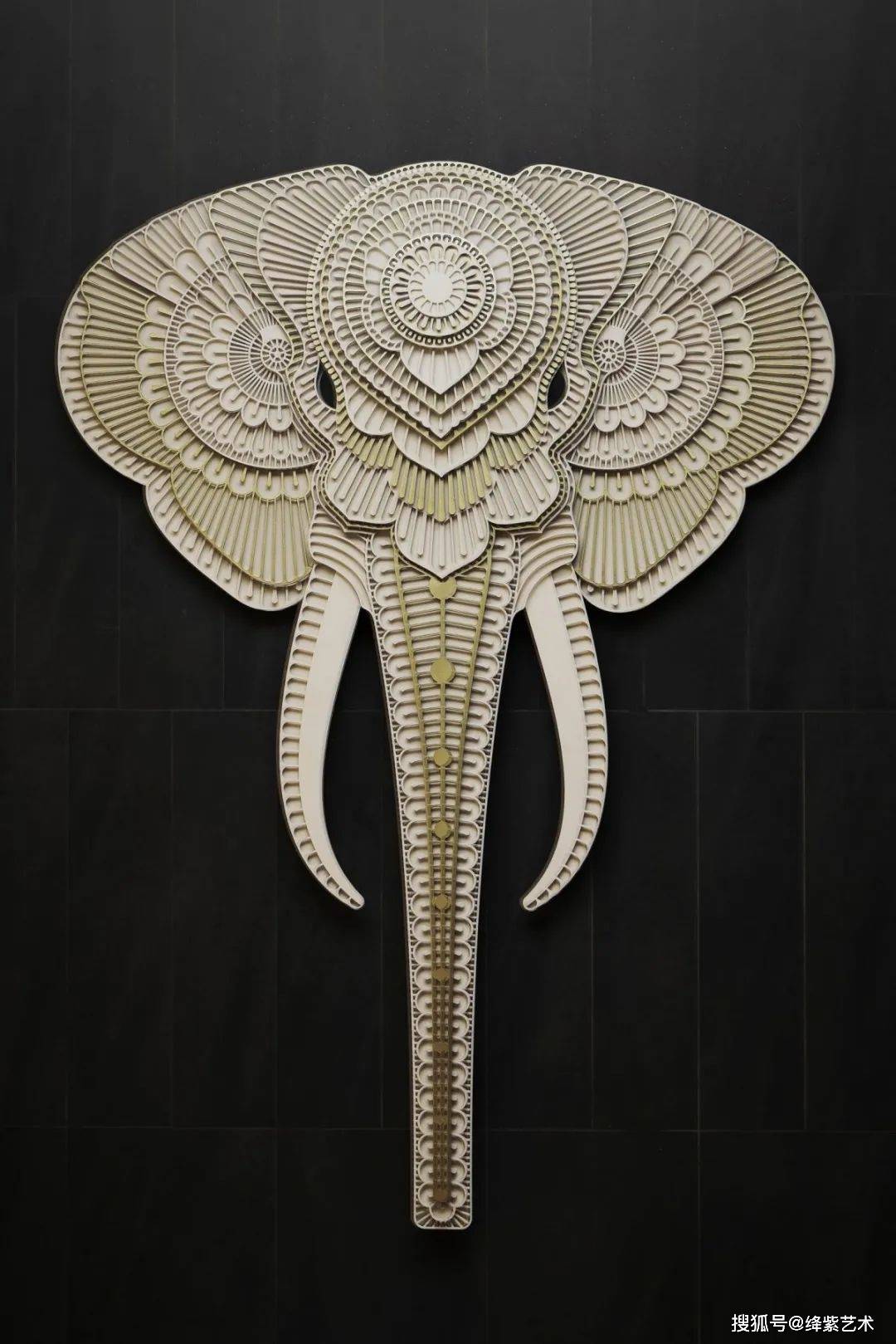 他把白纸玩到了极致复杂精致的动物纸雕肖像带给人强烈震撼