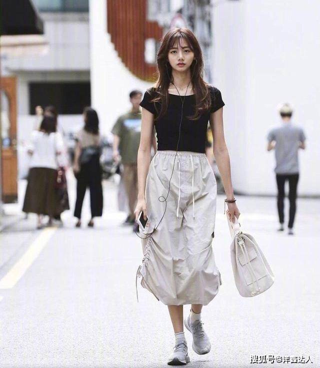 时尚小姐姐穿衣搭配图 0fb63ac295af4c29bdbb66b0b32087fc.jpeg