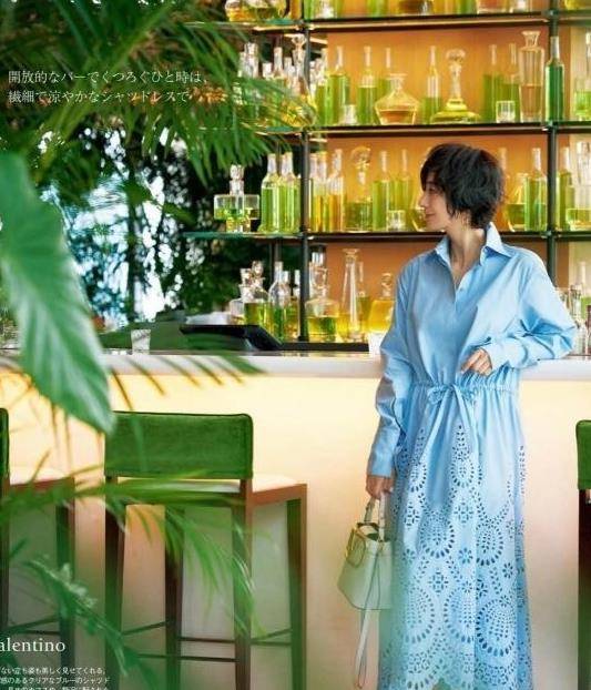 潘虹老 67岁潘虹老得很真实，穿国风套装不扮嫩，素颜出镜优雅又大方